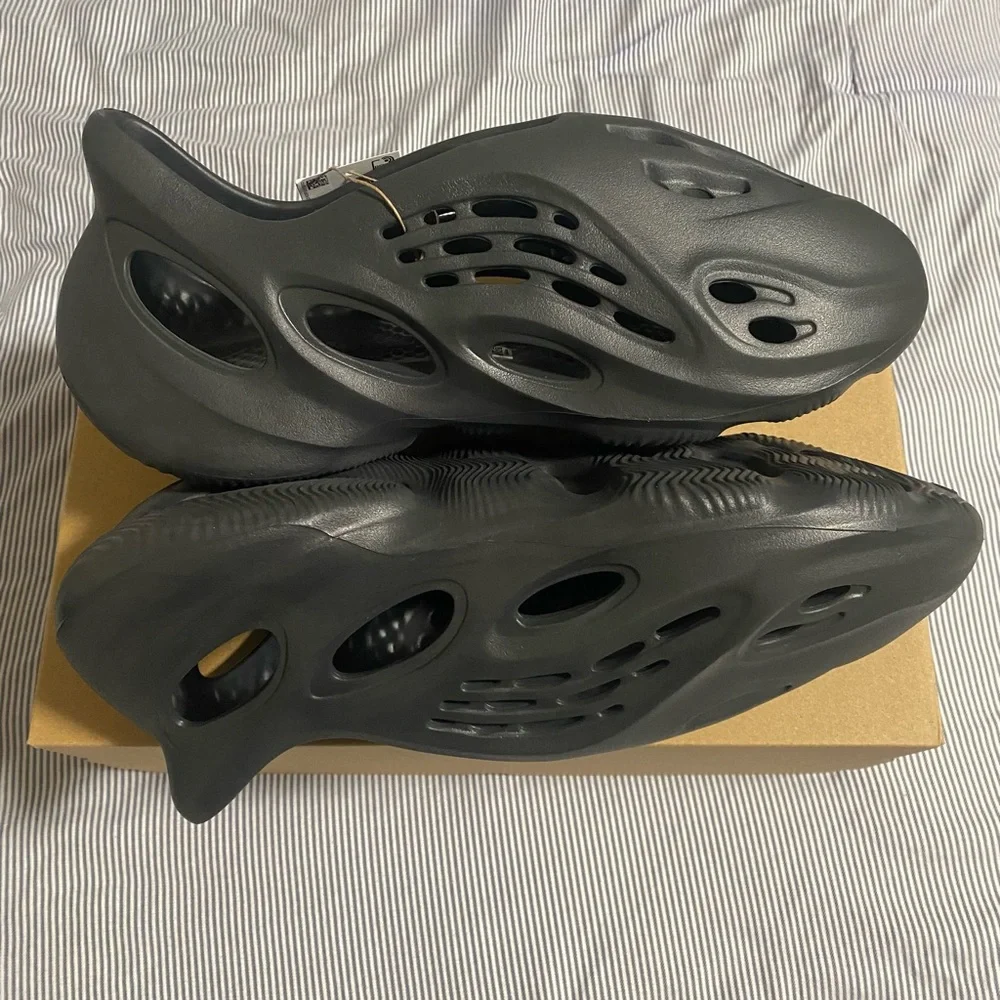 COPY - Yeezy Foam Runners Onyx Size 11 - Picture 4 of 9
